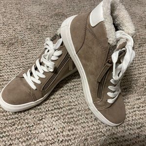 Universal thread sneakers size 7.5